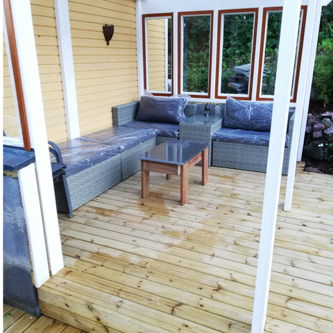 Kotka omakotitalon pihat valokatos